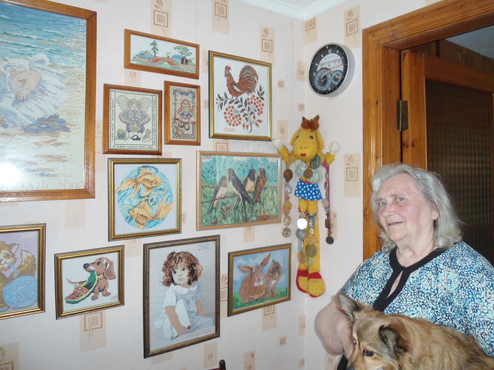 Жилье Манцоровой украшено вышитыми мастерицей картинами