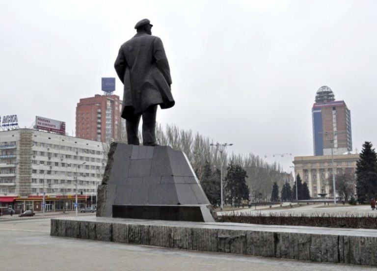 В Донецке восстановили памятник Ленину