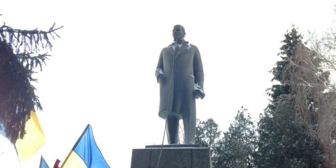 В Украине продолжают сносить памятники Ленину