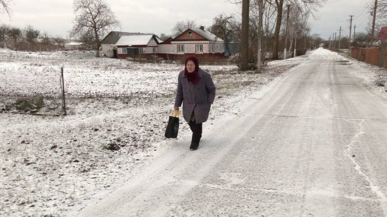 пожилая женщина на дороге