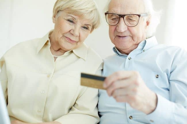 Банки продлят срок действия пенсионных карт