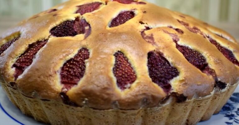 Поки є полуниця: простий пиріг з ягодою за забутим рецептом