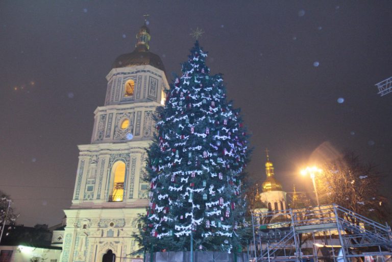 В Киеве готовятся к установке главной новогодней елки
