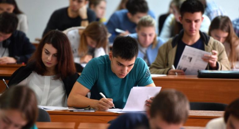 Студенты, проживающие на линии соприкосновения на Донбассе, будут получать социальную стипендию