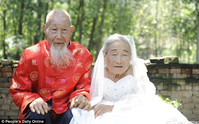 Пенсионеры сделали первую фотосессию спустя 80 лет после свадьбы (ФОТО)