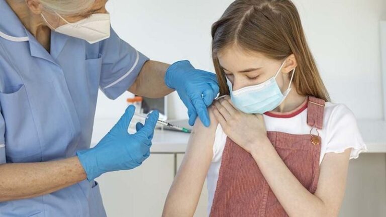 В Украине теперь можно делать прививку от коронавируса детям