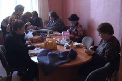Пенсионерки из Винницы вяжут одежду для военных (Видео)