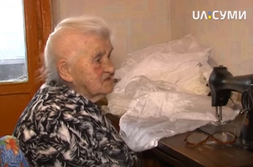 82-летняя волонтер шьет для бойцов ВСУ (ВИДЕО)