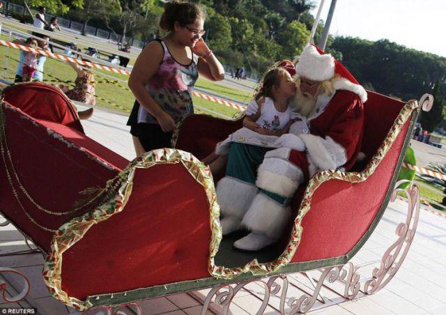 Бразильский Санта-Клаус покрыл свое тело рождественскими татуировками