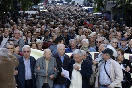 Жители Греции устроили митинг против пенсионных реформ