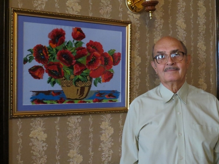 75-летний житель Черновцов вышивает картины бисером (ФОТО)