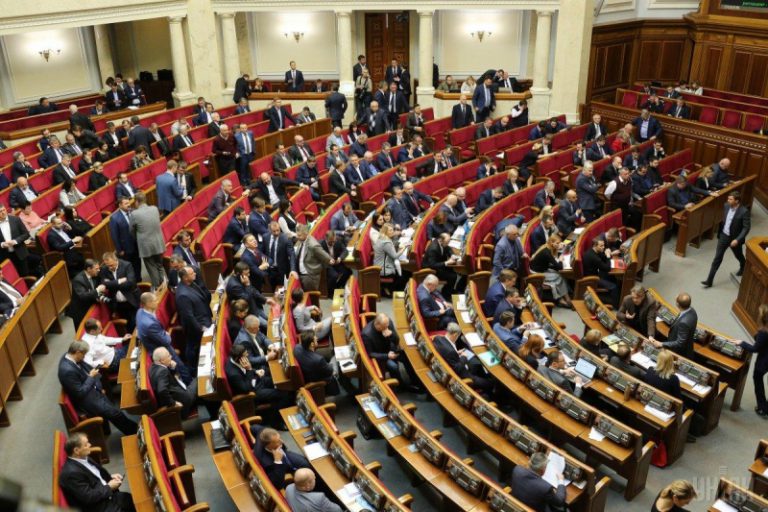 Парламент поддержал введение военного положения в Украине