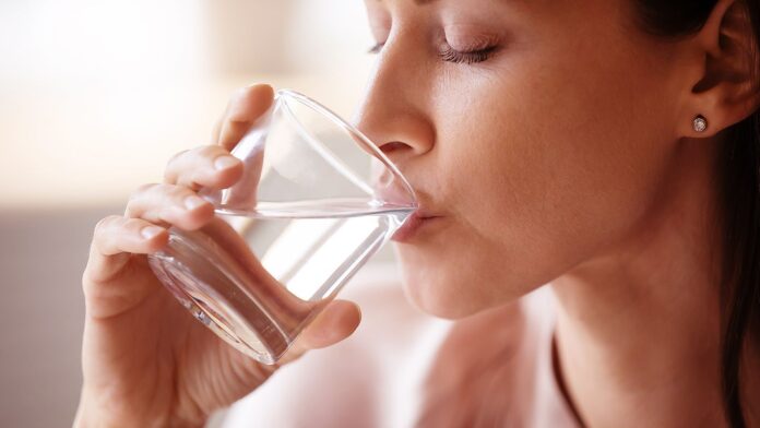 Зачем пить воду по утрам?