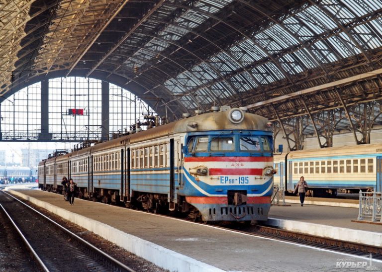 «Укрзализныця» назначила дополнительные поезда на Пасху и майские праздники