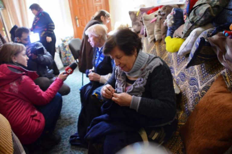 Пожилые житомирянки помогают бойцам АТО