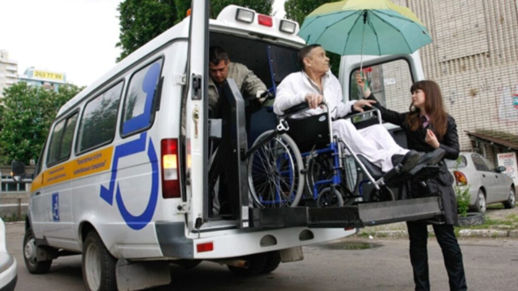 Социальные перевозки инвалидов. Газель для инвалидов колясочников. Социальное такси. Социальное такси для инвалидов. Автобус для перевозки инвалидов.