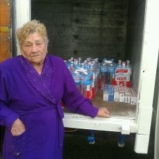 93-летняя волонтер передала военным сигареты и воду