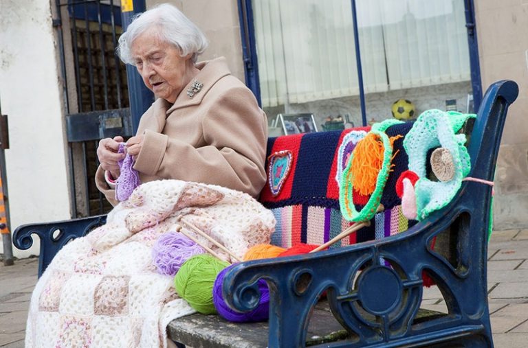 104-летняя старушка украшает своими вязанными вещами город (ФОТО)