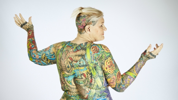 Пенсионерка покрыла почти все свое тело цветными татуировками