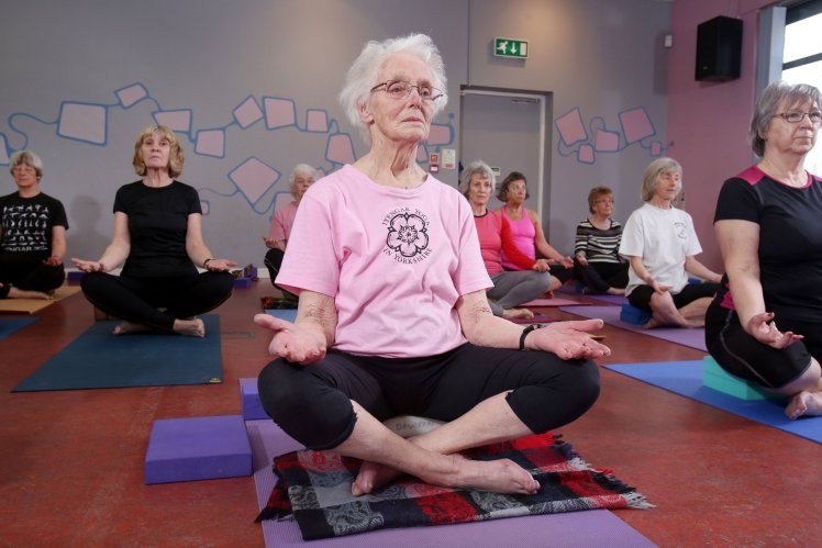 100-летняя йог подает пример «молодежи» (ФОТО)
