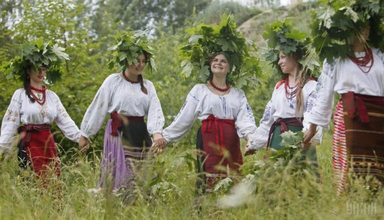 Таємниці Зелених свят: згадаємо обряд «водити Куща» та закликаємо щедре літо