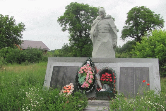 На Луганщине вандалы изуродовали памятник погибшим воинам (ФОТО)