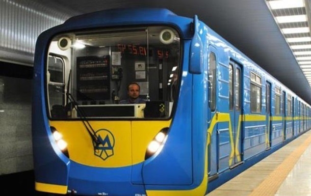 В киевском метро помогают людям с инвалидностью