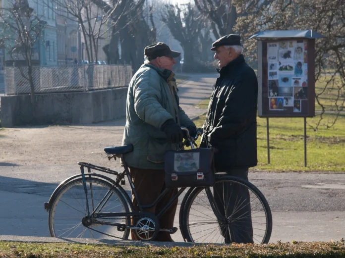 мужчины с велосипедом