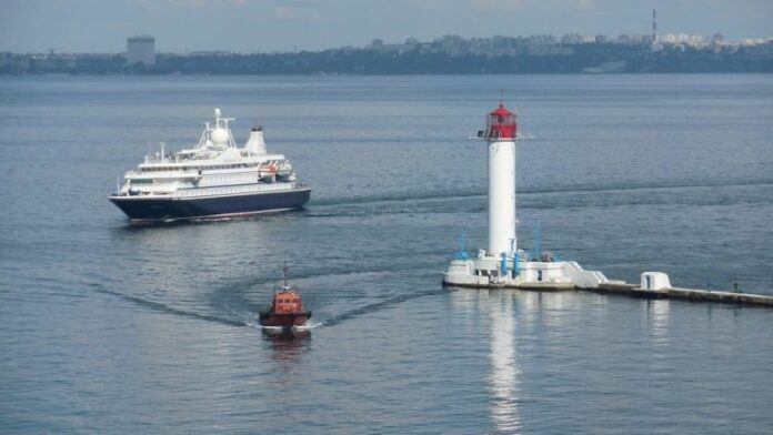 Круизный лайнер с туристами зашел в Одесский порт, впервые за два года