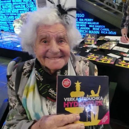 105-летняя немка подарила Верке Сердючке ликер и пиво