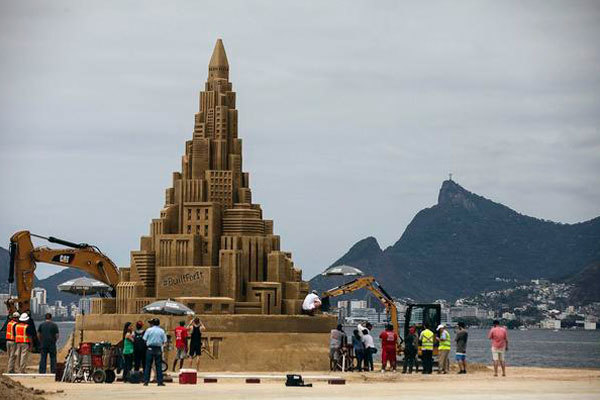 На побережье Рио-Де-Жанейро построили песочный замок