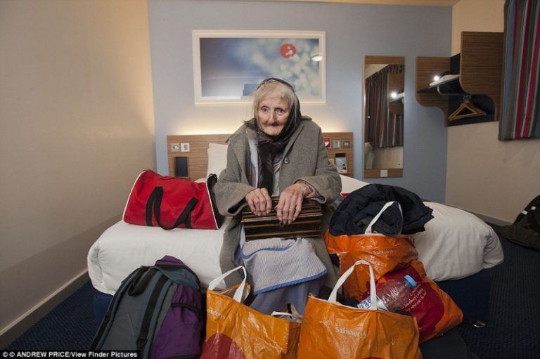 87-летнюю старушку выселили из дома за скопидомство