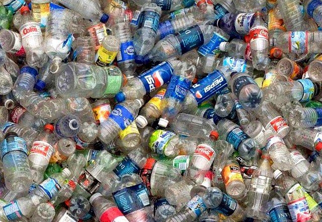 В Херсоне за 20 пластиковых бутылок дают банку горошка