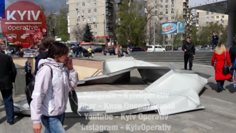 В Киеве сильный ветер сорвал вывеску, которая ранила женщину