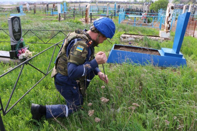 На Донбассе спасатели проверяют кладбища