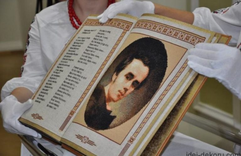 Украинские мастерицы завершили работу над единственной вышитой книгой в мире (ФОТО)