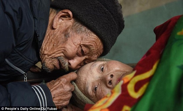 Пожилой китаец более полувека ухаживает за больной женой