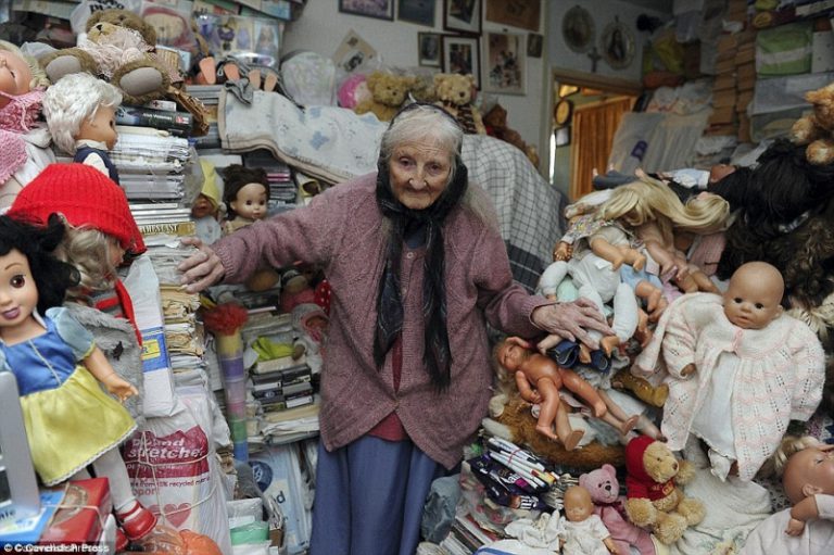 87-летнюю пенсионерку выселяют из дома из-за игрушек (ФОТО)
