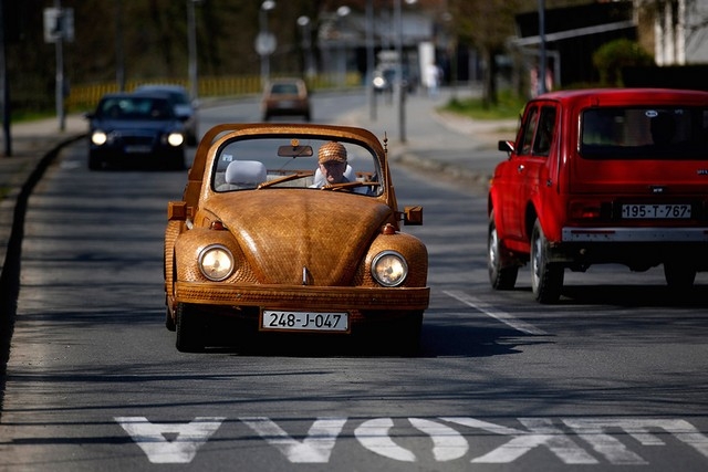 Пенсионер собрал деревянный автомобиль (ФОТО)