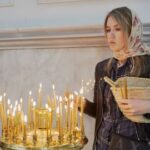 Женщина в церкви