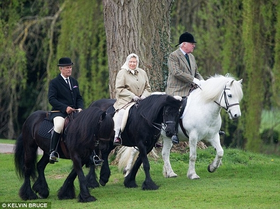89-летняя королева Елизавета II не может без верховой езды