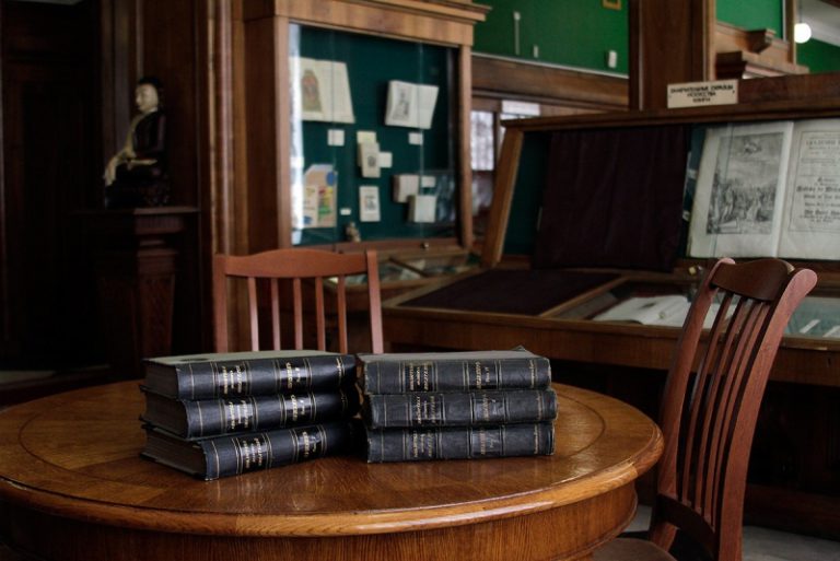 В Одессе научная библиотека открылась для читателей: и в читальном зале, и под зонтиком на воздухе