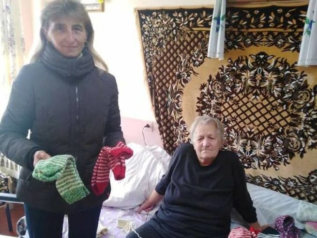Пенсионерка из интерната для престарелых вяжет вещи бойцам АТО (ФОТО)