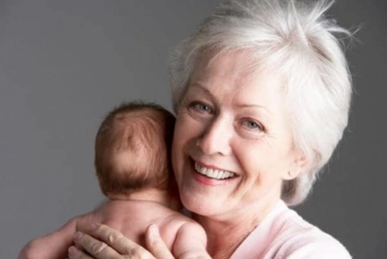 Может ли бабушка оформить отпуск по уходу за ребенком?