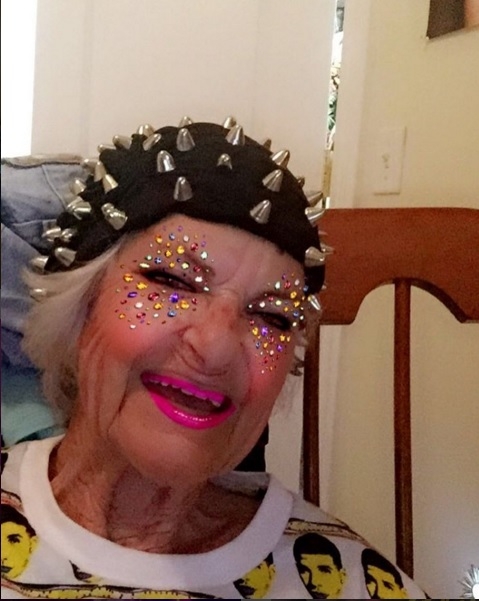 88-летняя звезда Инстаграм поразила новым образом