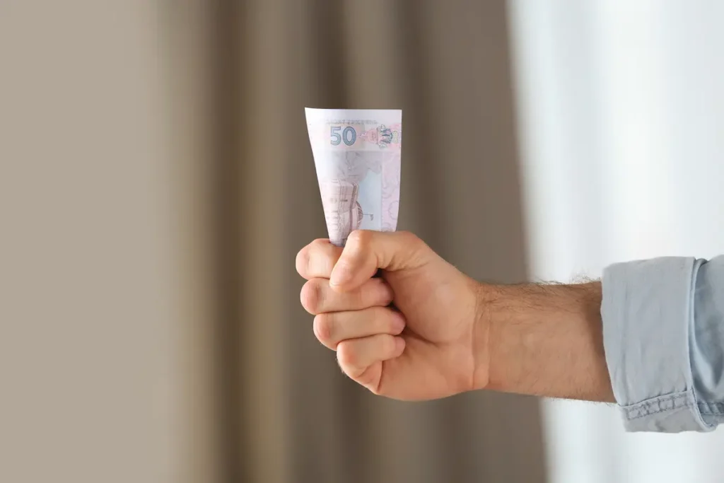 50 гривень в кулаці
