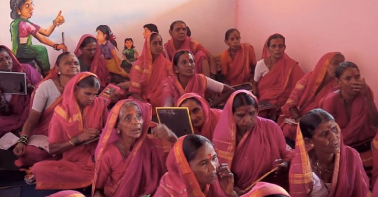Первую школу для необразованных бабушек открыли в Индии