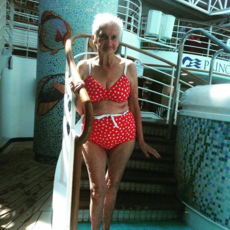 90-летняя бабушка в бикини стала звездой соцсетей