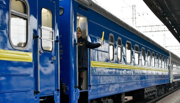 «Укрзализныця» объявила продажу билетов еще на 12 поездов
