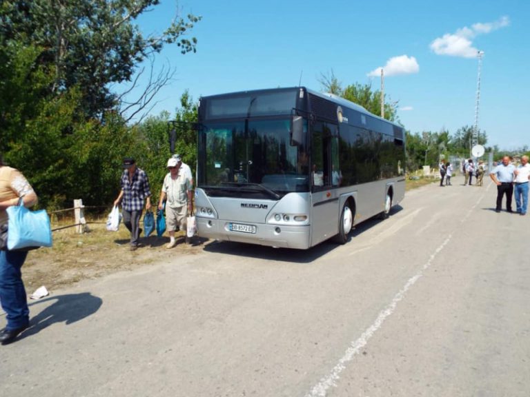 Пенсионерам предоставили бесплатный автобус, который будет курсировать до КП «Станица Луганская»